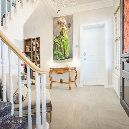 No13 Boutique House בורגאס