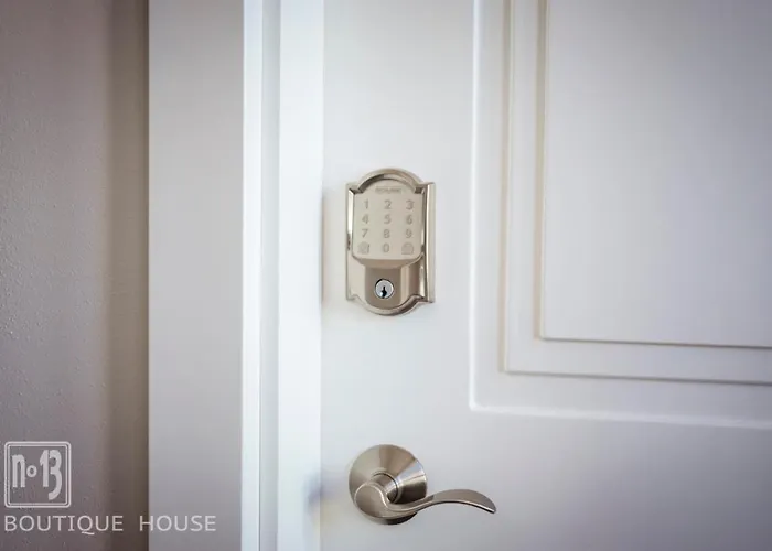 Πανσιόν No13 Boutique House